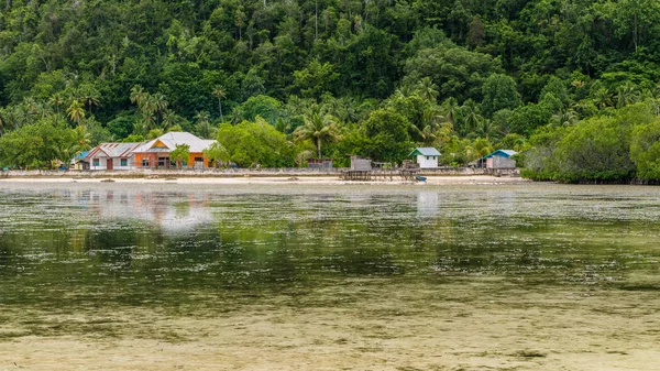 Místní vesnice na ostrově Monsuar. Raja Ampat, Indonésie, Západní Papua — Stock fotografie