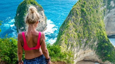 Cliff Manta Bay veya Kelingking Beach, Nusa Penida Adası, Bali, Endonezya kız