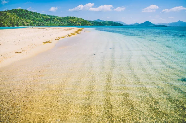 Banco de arena con agua azul clara cerca de El Nido, Filipinas — Foto de Stock