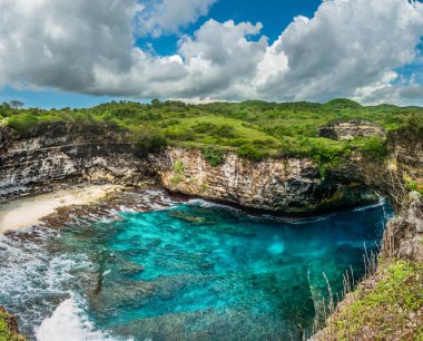 Denizin üzerinde taş kemer. Kırık beach, Nusa Penida, Endonezya.