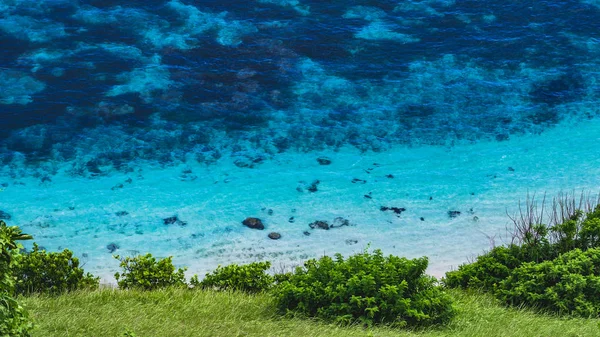 Blaues Wasser am Strand von Nyangnyang, uluwatu, bali — Stockfoto