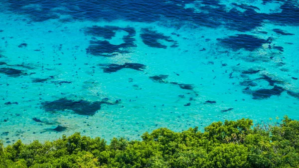 Acqua blu sulla spiaggia di Nyangnyang, Uluwatu, Bali — Foto Stock