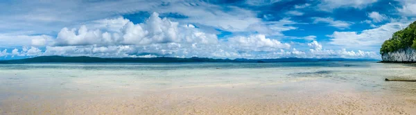 Beach on Kri Island, Gam in Background, Raja Ampat, Indonesia, West Papua. — Stock Photo, Image