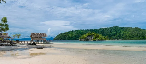 Cabaña de agua de Homestay en la isla de Kri. Raja Ampat, Indonesia, Papúa Occidental — Foto de Stock