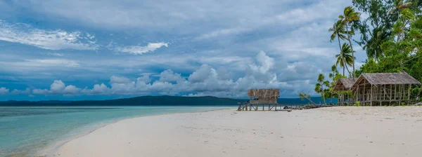 Cabaña de agua de Homestay en la isla de Kri. Raja Ampat, Indonesia, Papúa Occidental — Foto de Stock