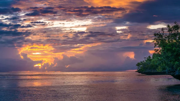 Beau coucher de soleil près de Kordiris Homestay, Gam Island, West Papuan, Raja Ampat, Indonésie — Photo
