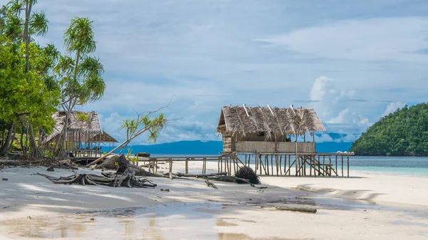 Cabaña de agua de Homestay en la isla de Kri. Raja Ampat, Indonesia, Papúa Occidental — Foto de Stock