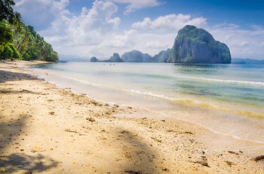 El Nido manzara. Sandy Beach büyük Rock, Palawan Adası ile. Filipinler