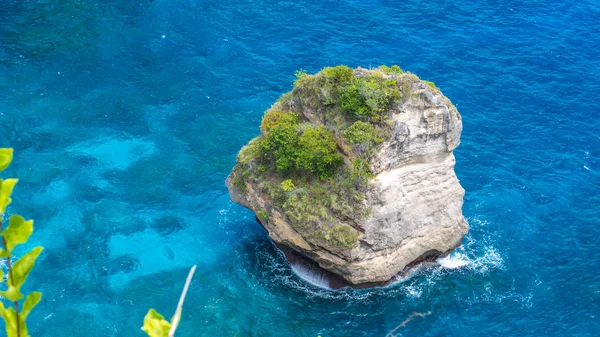 Rocher solitaire dans Sea Watter, Côte Nord, Nusa Penida, Bali, Indonésie — Photo