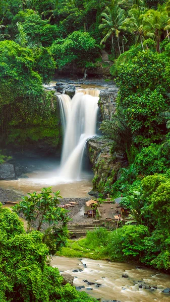 Increíble cascada de Tegenungan cerca de Ubud en Bali, Indonesia — Foto de Stock