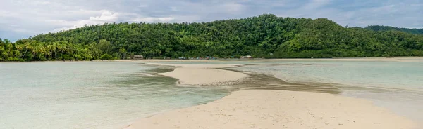 Sandy Bank em frente a Vila Local na Ilha Monsuar. Raja Ampat, Indonésia, Papua Ocidental — Fotografia de Stock