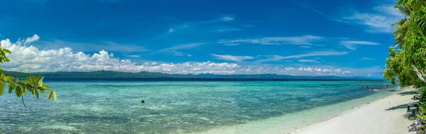 Playa en la isla de Kri, Raja Ampat, Indonesia, Papúa Occidental . — Foto de Stock