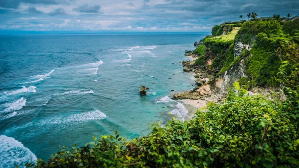 Rock on Impossible Beach in Evening Light, chalet de luxe sur la colline, Bali Indonésie — Photo