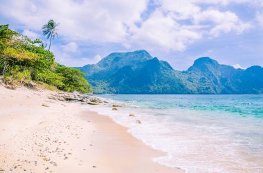 Bacuit adalar El Nido helikopter Adası, Cadlao Adası Palawan, Filipinler arka planda sahilde çarpıcı