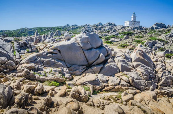 Witte vuurtoren van Capo Testa in Noord Sardinië Hudge granieten rotsen aan de voorzijde — Stockfoto