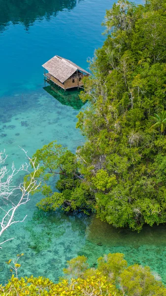 Cabaña de bambú en Manglar cerca de Warikaf Homestay, Kabui Bay y Passage. Gam Island, Papúa Occidental, Raja Ampat, Indonesia — Foto de Stock