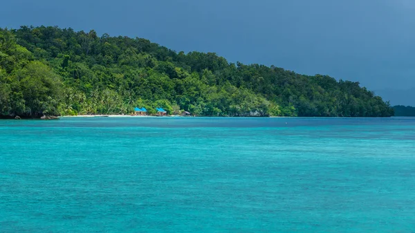 Lagoa Azul bonita pouco antes de trovoada, Gam Island, West Papuan, Raja Ampat, Indonésia — Fotografia de Stock