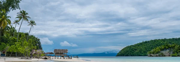 Cabaña de agua de Homestay en la isla de Kri. Raja Ampat, Indonesia, Papúa Occidental — Foto de Stock