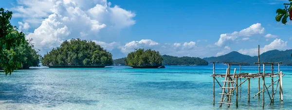 Visser Platform in de buurt van Batu Lima, biodiversiteit Resort, Gam eiland, Doberai Eco in achtergrond Urai, West-Papoea, Raja Ampat, Indonesië — Stockfoto