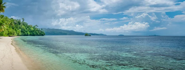 Batu Lima near Biodiversity Resort, Gam Island, Papúa Occidental, Raja Ampat, Indonesia — Foto de Stock