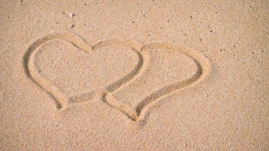 Sahilde kum iki kalp