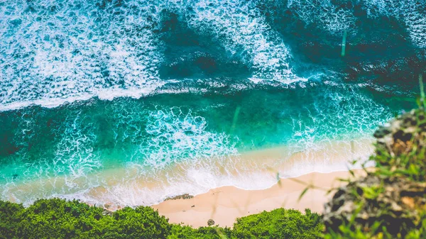 Vista aérea superior da praia de Nunggalan perto de Uluwatu, Bali, Indonésia — Fotografia de Stock