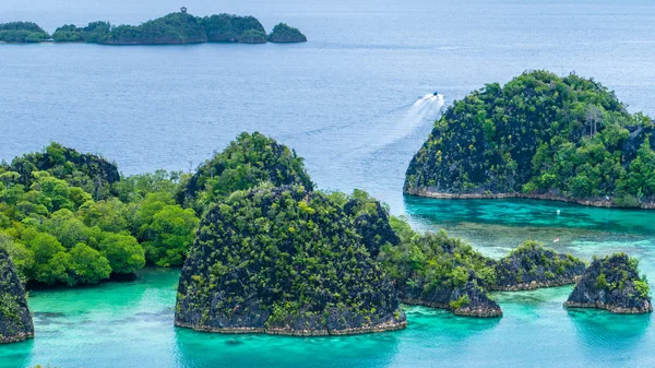 Painemo Island, Laguna Azul, Raja Ampat, Papúa Occidental, Indonesia — Foto de Stock