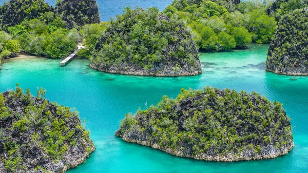 Painemo Island, Blue Lagoon, Raja Ampat, West Papua, Indonesië — Stockfoto