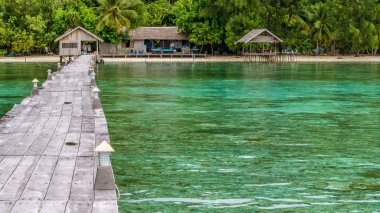 Dalış istasyonu - Kri Adası iskele. Clound Gam arka planda yukarıda. Raja Ampat, Endonezya, Batı Papua
