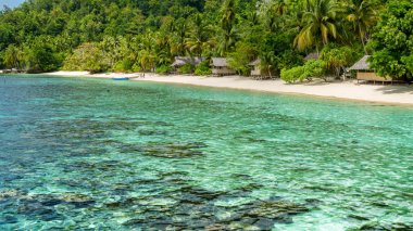 Bambu kulübe sahilde, mercan bir aile yanında konaklama Gam Island, Papua Batı, Raja Ampat, Endonezya
