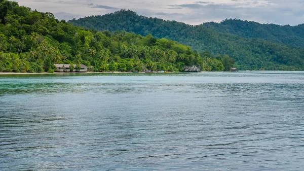 Homestay on kri Island, Monsuar a háttérben, Raja Ampat, Indonézia, West Papua — Stock Fotó