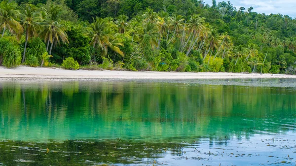 Bir aile yanında kalma Monsuar adada su kulübe. Düşük Tide. Raja Ampat, Endonezya, Batı Papua — Stok fotoğraf