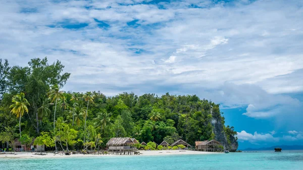 Paradise in Water Hut of Homestay en la isla de Kri. Raja Ampat, Indonesia, Papúa Occidental — Foto de Stock