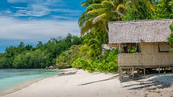 Cabaña de bambú bajo palmeras de una casa de familia en Gam Island, Papúa Occidental, Raja Ampat, Indonesia — Foto de Stock