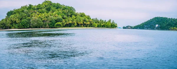 Az első Friwen-sziget és a Friwen fal-ban háttér, Nyugat-Pápua, Raja Ampat területén, Indonézia — Stock Fotó