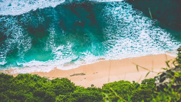 Vista aérea da praia de Nunggalan no dia ensolarado, perto de Uluwatu, Bali, Indonésia — Fotografia de Stock