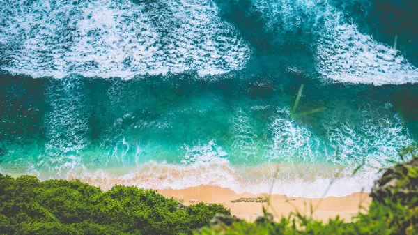 Vista aérea das ondas na praia de Nunggalan no dia ensolarado, perto de Uluwatu, Bali, Indonésia — Fotografia de Stock