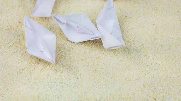 Sin Líder. Buques de papel caótico yaciendo sobre Sandy en el desierto — Foto de Stock
