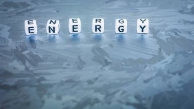 Enerji küp mektup güneş silikon hücre yüzeyinde. Yenilenebilir temiz enerji kavramı