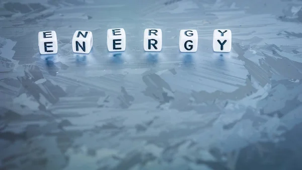 실리콘 솔 라 셀 표면에 에너지 큐브 편지입니다. 재생 가능한 청정 에너지의 개념 — 스톡 사진