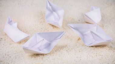 Lider olmadan. Sandy çöl üzerinde kaotik döşeme kağıt gemi