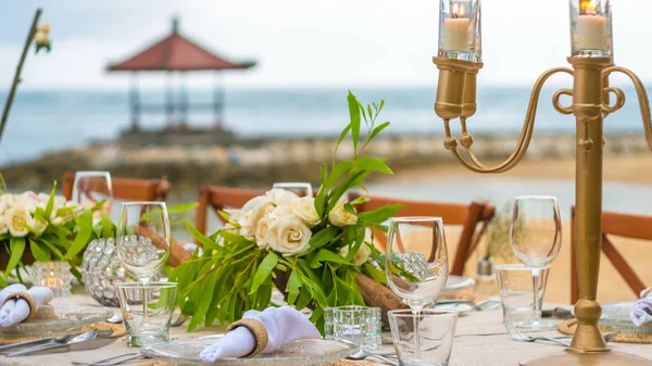 Primo piano della decorazione della tavola nel ristorante sulla spiaggia, Bali — Foto Stock