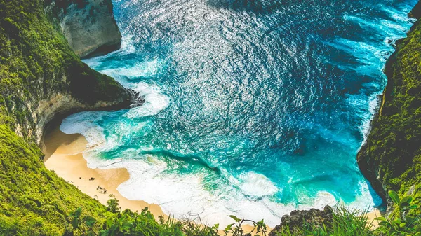 Manta Bay ou Kelingking Beach com ondas enormes na praia em Nusa Penida Island, Bali, Indonésia — Fotografia de Stock