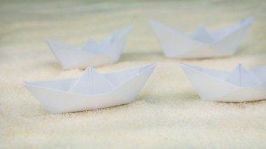 Bulanık kağıt gemiler Sandy yüzeyi çöl simüle