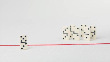 Gruptan, onları ayıran Kırmızı çizgiyi yapamaz okuldan. Grup domino ile sahne. Suçlama suçlu biri, bulling veya serseri takım kavramı. Parlak arka plan