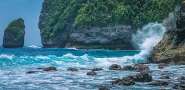 Nusa Penida Island, Bali Endonezya Tembeling kıyı şeridi okyanus dalgalarının hitiing buzlu