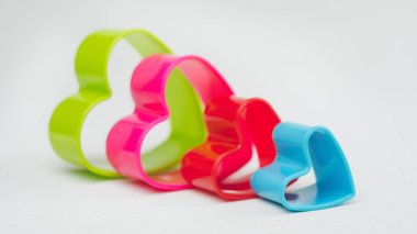 kalp şeklinde çerez kesici beyaz zemin üzerine