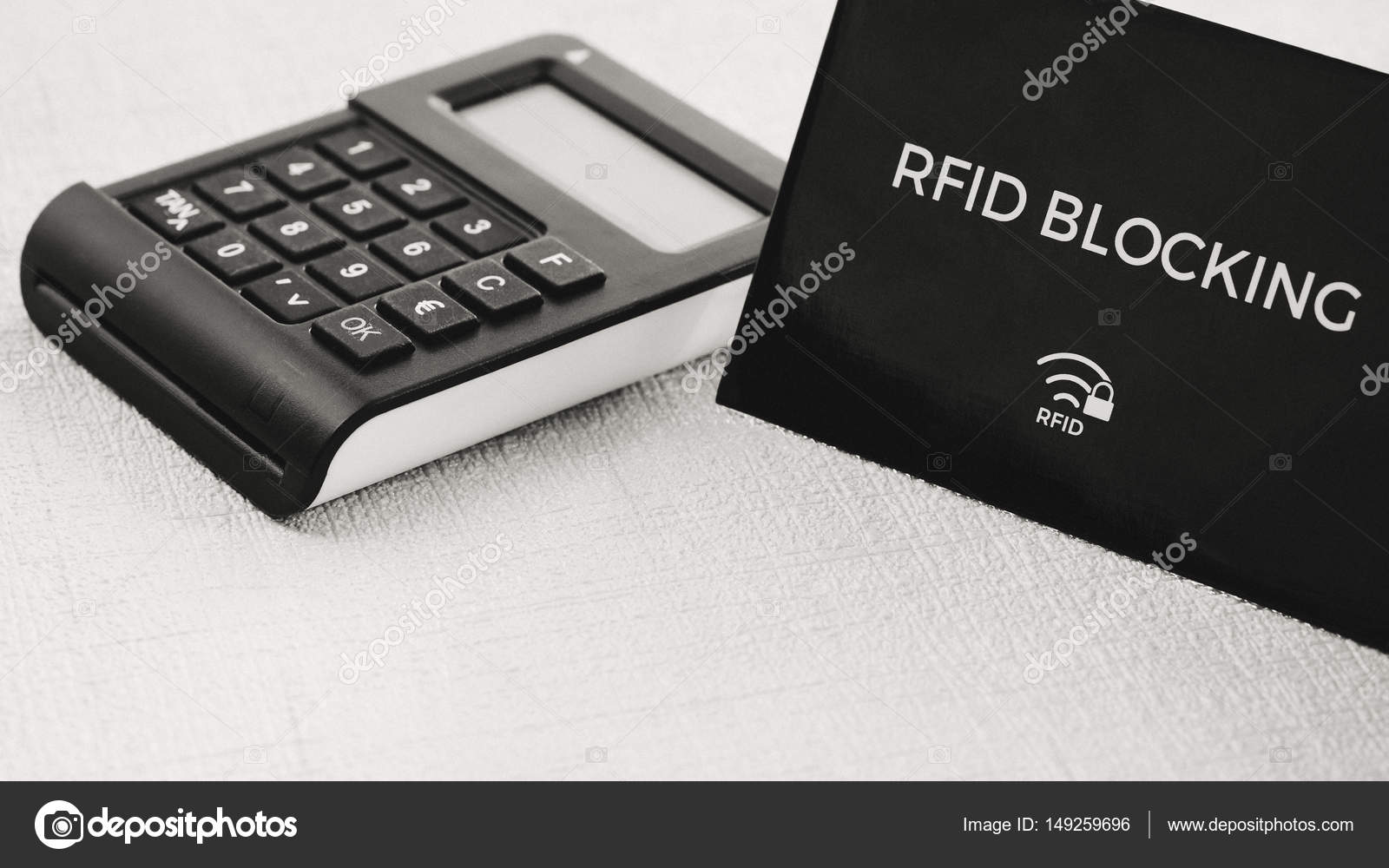 Rfid Schutzhülle für sichere Kreditkarte vor Hackerangriff,  Bräunungsgenerator in der Mitte - Stockfotografie: lizenzfreie Fotos ©  igor_tichonow 149259696