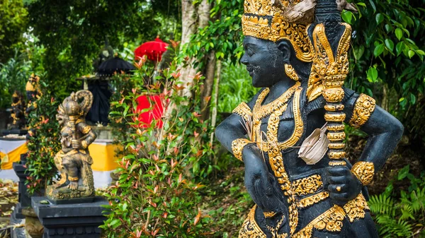 Vstup chrám Bali s socha strážce — Stock fotografie