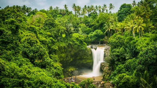 Niesamowity wodospad Tegenungan niedaleko Ubud na Bali, Indonezja — Zdjęcie stockowe
